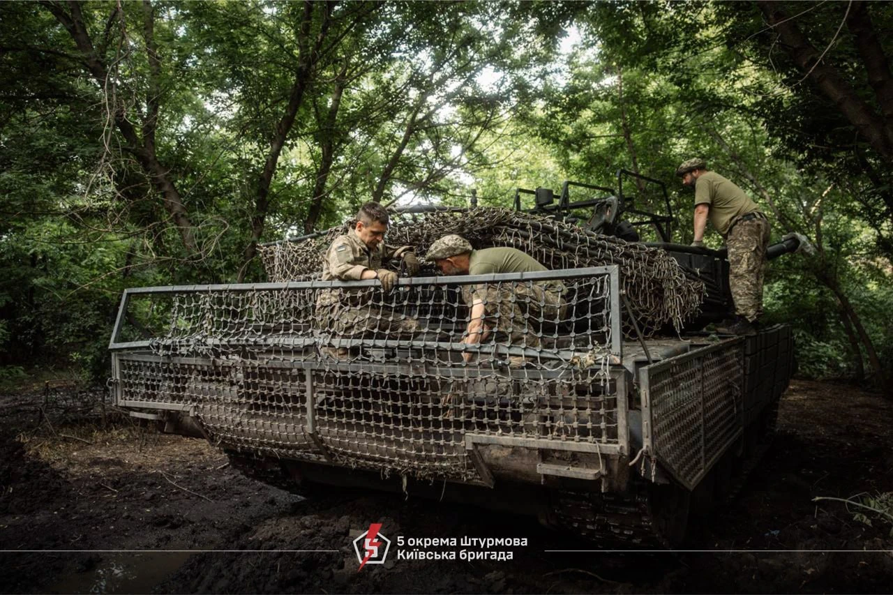 Екіпаж працює біля бронемашини. Фотографія з матеріалу «Сила екіпажу — в людях»